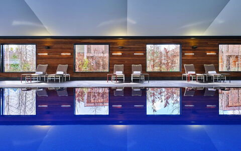 The Glass House at the Lakes by Yoo: Schwimmbad, Decke, Resort, Stuhl, Reflexion, Hotel, Eco Hotel, Gartenmöbel, Water Feature