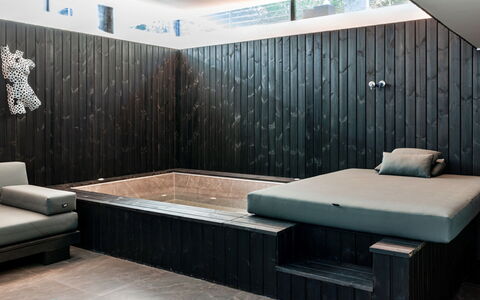 The Glass House at the Lakes by Yoo: Verbundwerkstoff, Badewanne, Hartholz, Hotel, Jacuzzi, Schlafzimmer, Bett