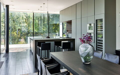 The Glass House at the Lakes by Yoo: Möbel, Interior Design, Flooring, Fussboden, Holz, Stuhl, Küche & Esszimmer Tisch, Tabelle, Decke, Küche