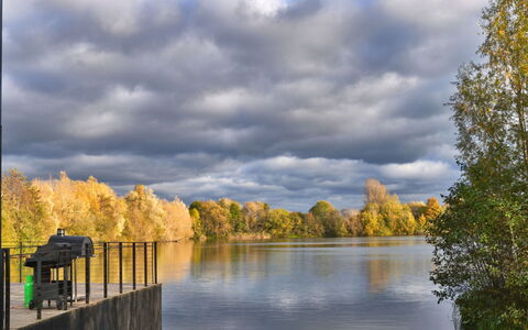 The Glass House at the Lakes by Yoo: Himmel, Blau, Wasser, Gewässer, Baum, Natur, Wolke, Ast, Natürliche Landschaft, Wasserweg