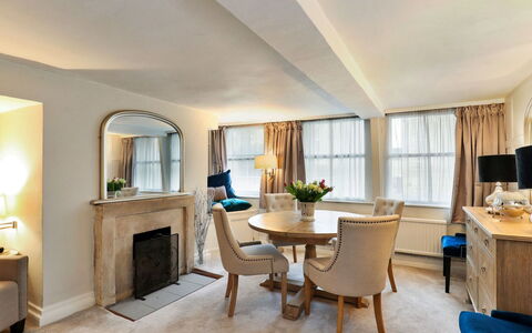 Aarons: Möbel, Interior Design, Flooring, Decke, Fussboden, Zimmer, Beleuchtung, Couch, Zuhause, Tabelle
