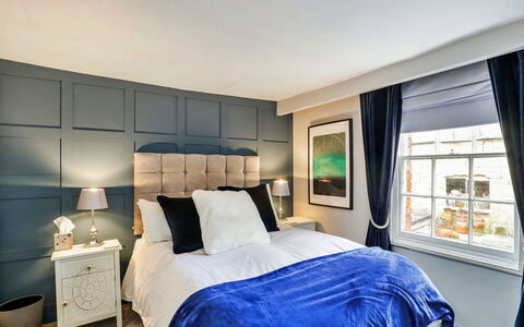 Aarons: Möbel, Interior Design, Schlafzimmer, Bett, Flooring, Bedding, Bettdecke, Decke, Fussboden, Zimmer
