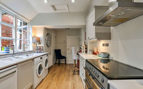 Aarons: Interior Design, Flooring, Major Appliance, Küche, Countertop, Küchengerät, Cabinetry, Möbel, Holz, Fussboden