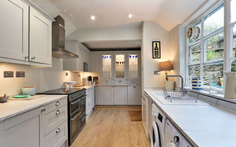 Aarons: Interior Design, Flooring, Countertop, Cabinetry, Möbel, Küche, Holz, Fussboden, Decke, Major Appliance