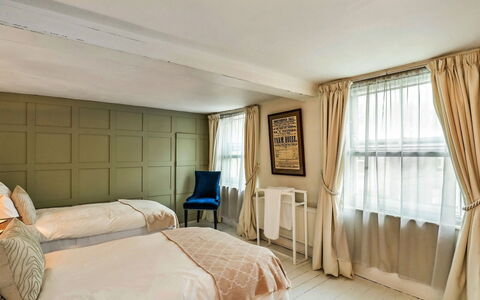 Aarons: Möbel, Interior Design, Fussboden, Wand, Flooring, Holz, Decke, Zimmer, Schlafzimmer, Bett