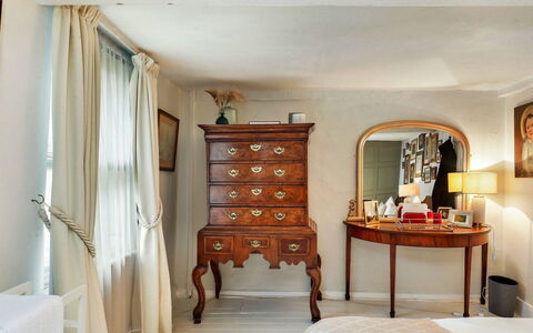 Aarons: Möbel, Interior Design, Schlafzimmer, Bett, Wand, Holz, Bettdecke, Bedding, Zimmer, Textil
