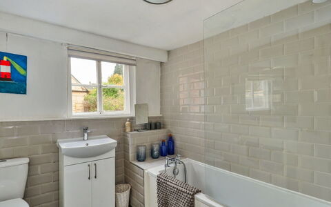 Aarons: Wand, Flooring, Armatur, Fussboden, Badezimmer, Interior Design, Installation, Zapfhahn, Fliese, Sinken