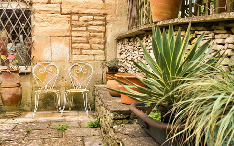 Aarons: Blumentopf, Zimmerpflanze, Flagstone, Backstein, Garten, Stuhl, Gartenmöbel, Steinwand, Landscaping, Hinterhof