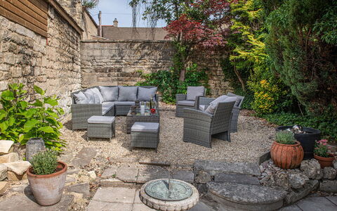 The Painswick Retreat: Möbel, Gartenmöbel, Blumentopf, Tisch Im Freien, Stuhl, Flagstone, Garten, Zimmerpflanze, Terrasse