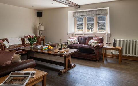 The Painswick Retreat: Möbel, Interior Design, Flooring, Couch, Fussboden, Wand, Holz, Wohnzimmer, Zimmer, Holzboden