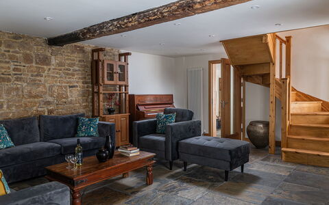 The Painswick Retreat: Möbel, Flooring, Interior Design, Wand, Fussboden, Couch, Holz, Wohnzimmer, Zimmer, Holzboden