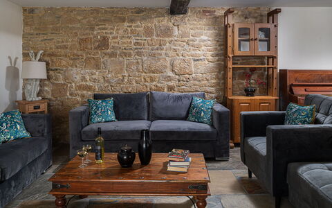 The Painswick Retreat: Möbel, Interior Design, Couch, Flooring, Wand, Fussboden, Holz, Wohnzimmer, Zuhause, Zimmer