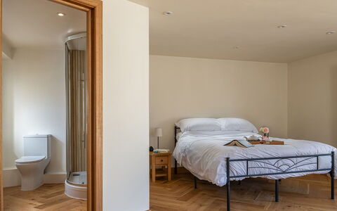 The Painswick Retreat: Flooring, Fussboden, Möbel, Interior Design, Wand, Holz, Holzboden, Schlafzimmer, Bett, Zimmer