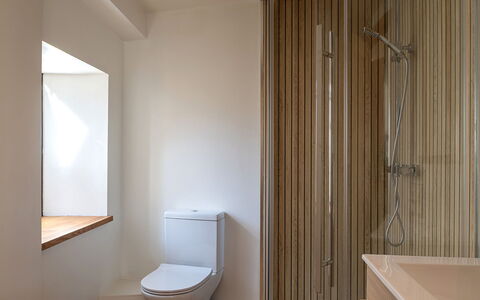 The Painswick Retreat: Wand, Flooring, Badezimmer, Armatur, Holz, Fussboden, Interior Design, Braun, Bad Sink, Installation