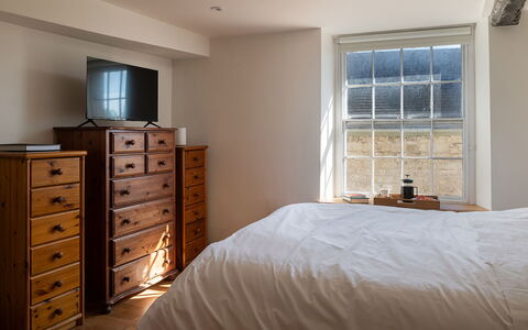 The Painswick Retreat: Bett, Schlafzimmer, Möbel, Bedding, Bettdecke, Holz, Interior Design, Flooring, Fussboden, Schublade
