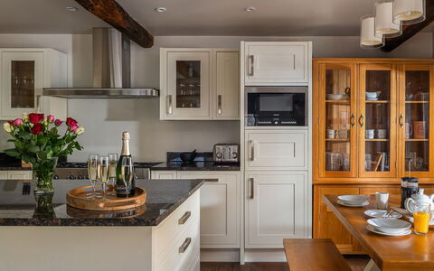 Serenity: Möbel, Cabinetry, Interior Design, Countertop, Küche, Holz, Flooring, Küchengerät, Zuhause, Schrank