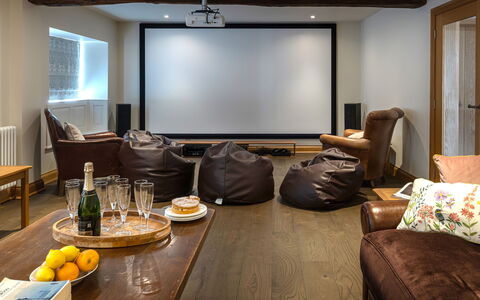 Serenity: Möbel, Interior Design, Couch, Flooring, Decke, Fussboden, Wohnzimmer, Zimmer, Beleuchtung, Zuhause