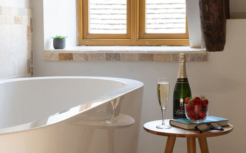 Serenity: Interior Design, Flooring, Holz, Armatur, Fussboden, Beleuchtung, Badewanne, Braun, Badezimmer, Zuhause
