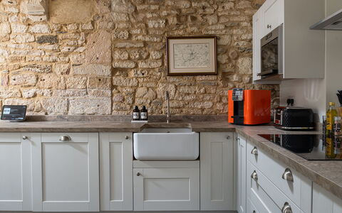 Tranquility House: Küche, Countertop, Cabinetry, Möbel, Küchengerät, Interior Design, Wand, Flooring, Holz, Major Appliance