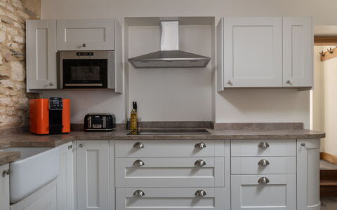 Tranquility House: Cabinetry, Holz, Küche, Countertop, Flooring, Interior Design, Möbel, Major Appliance, Küchengerät, Schublade