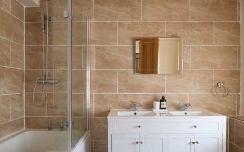 Tranquility House: Badezimmer, Flooring, Armatur, Wand, Interior Design, Sinken, Fussboden, Bad Sink, Countertop, Holz