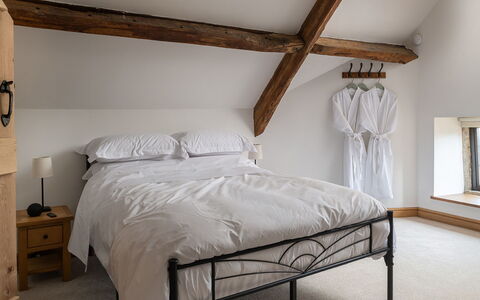 Tranquility House: Bett, Möbel, Schlafzimmer, Bedding, Interior Design, Bettdecke, Wand, Flooring, Fussboden, Holz