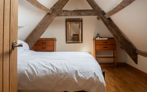 Tranquility House: Bett, Möbel, Schlafzimmer, Interior Design, Wand, Flooring, Holz, Fussboden, Bedding, Bettdecke