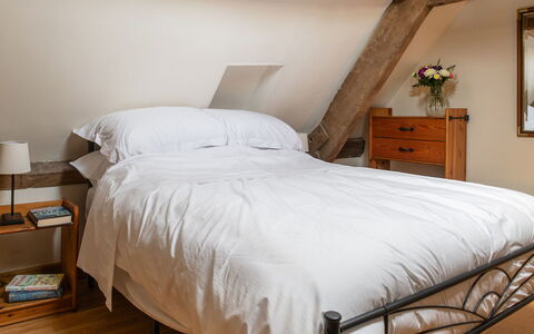 Tranquility House: Bett, Möbel, Bedding, Schlafzimmer, Bettdecke, Interior Design, Fussboden, Flooring, Holz, Linens