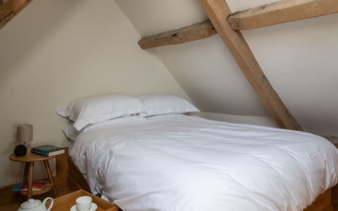 Tranquility House: Bett, Schlafzimmer, Bedding, Bettdecke, Möbel, Holz, Interior Design, Linens, Fussboden, Flooring