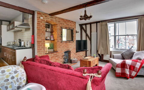 The Red House, Maldon: Möbel, Zuhause, Wohnung, Backstein, Couch, Wohnzimmer, Kamin, Lampe