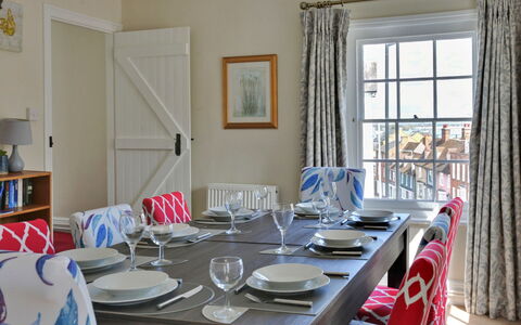 The Red House, Maldon: Möbel, Interior Design, Flooring, Stuhl, Tabelle, Fussboden, Decke, Zimmer, Textil, Esszimmer
