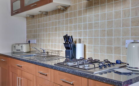 The Red House, Maldon: Küche, Countertop, Küchengerät, Major Appliance, Cabinetry, Flooring, Herd, Herd, Gasherd, Spüle