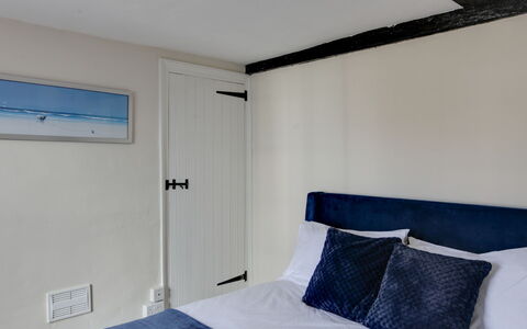 The Red House, Maldon: Schlafzimmer, Bett, Interior Design, Bedding, Bettdecke, Fussboden, Flooring, Linens, Zimmer, Bettrahmen