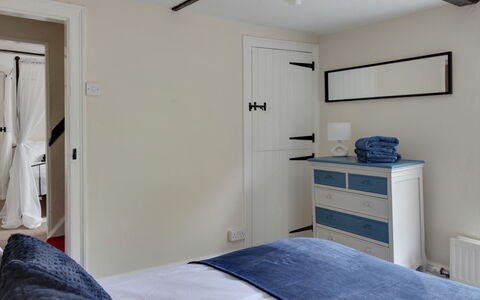 The Red House, Maldon: Bett, Möbel, Schlafzimmer, Interior Design, Bedding, Bettdecke, Zimmer, Decke, Linens, Textil
