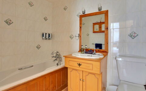 The Red House, Maldon: Armatur, Flooring, Interior Design, Badezimmer, Bad Sink, Fussboden, Sinken, Cabinetry, Zapfhahn, Möbel