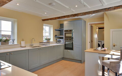 Josua, Maldon: Flooring, Möbel, Interior Design, Küche, Countertop, Cabinetry, Holz, Decke, Fussboden, Light Fixture