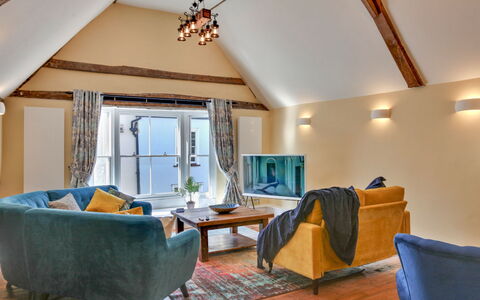 Josua, Maldon: Möbel, Interior Design, Holz, Decke, Zimmer, Zuhause, Beleuchtung, Wohnzimmer, Flooring, Couch