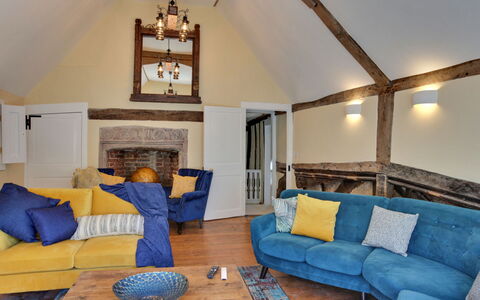 Josua, Maldon: Möbel, Interior Design, Holz, Zuhause, Beleuchtung, Decke, Couch, Flooring, Wohnzimmer, Tabelle