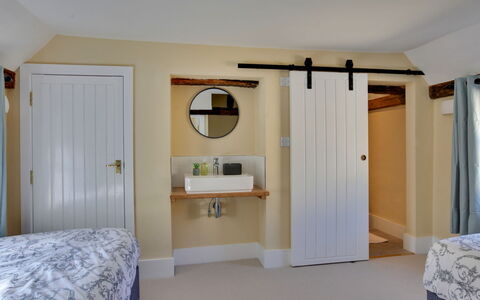 Josua, Maldon: Wand, Interior Design, Holz, Flooring, Schlafzimmer, Möbel, Bett, Fussboden, Decke, Zimmer