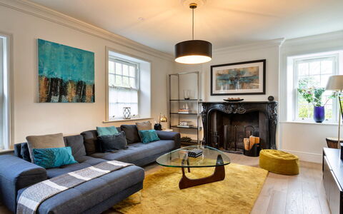 The Mount: Möbel, Interior Design, Fussboden, Flooring, Couch, Wand, Wohnzimmer, Zimmer, Holz, Decke