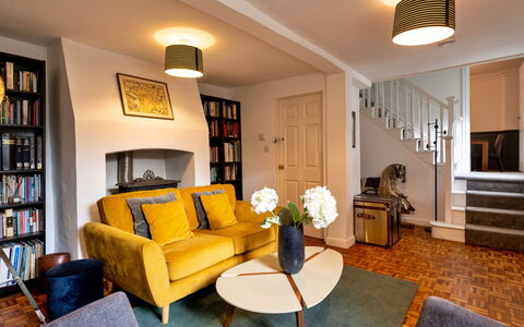 The Mount: Möbel, Interior Design, Wand, Flooring, Fussboden, Couch, Holz, Wohnzimmer, Zimmer, Decke