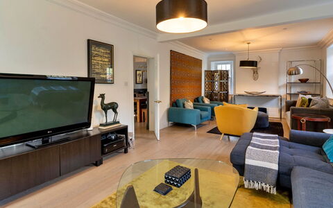 The Mount: Möbel, Interior Design, Flooring, Couch, Fussboden, Wand, Wohnzimmer, Zimmer, Tabelle, Holz