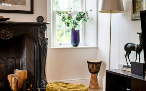 The Mount: Möbel, Interior Design, Wand, Flooring, Fussboden, Holz, Zuhause, Wohnzimmer, Beleuchtung, Bilderrahmen