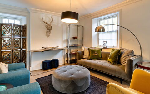 The Mount: Möbel, Interior Design, Flooring, Fussboden, Couch, Wand, Wohnzimmer, Holz, Zimmer, Decke