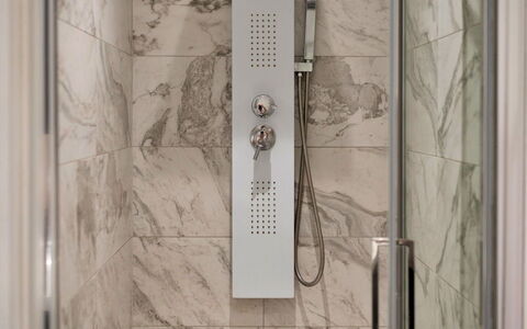 The Mount: Flooring, Interior Design, Fussboden, Tür, Armatur, Fliese, Zimmer, Installation, Duschtür, Badezimmer