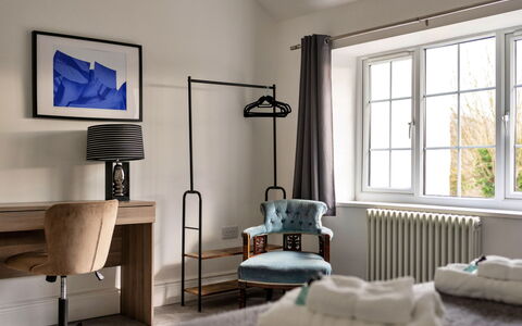 The Mount: Möbel, Interior Design, Wand, Flooring, Fussboden, Holz, Schlafzimmer, Textil, Beleuchtung, Bett