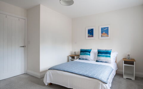 Field View: Bett, Interior Design, Schlafzimmer, Möbel, Bettdecke, Bedding, Flooring, Holz, Fussboden, Decke