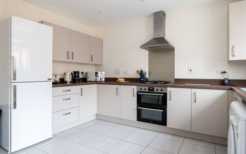 Field View: Flooring, Interior Design, Holz, Cabinetry, Decke, Küche, Major Appliance, Fussboden, Countertop, Möbel