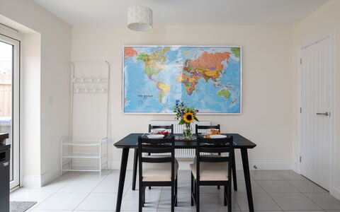 Field View: Möbel, Interior Design, Tabelle, Esszimmer, Flooring, Küche & Esszimmer Tisch, Stuhl, Zimmer, Fussboden, Bilderrahmen