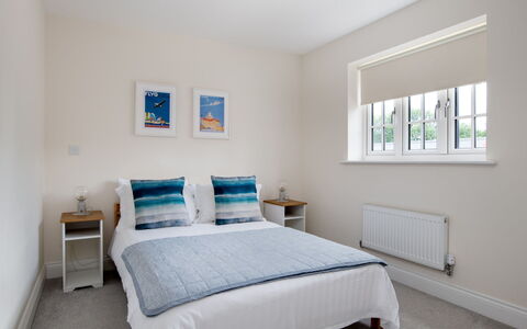 Field View: Interior Design, Bett, Möbel, Holz, Decke, Schlafzimmer, Flooring, Fussboden, Zimmer, Bettdecke